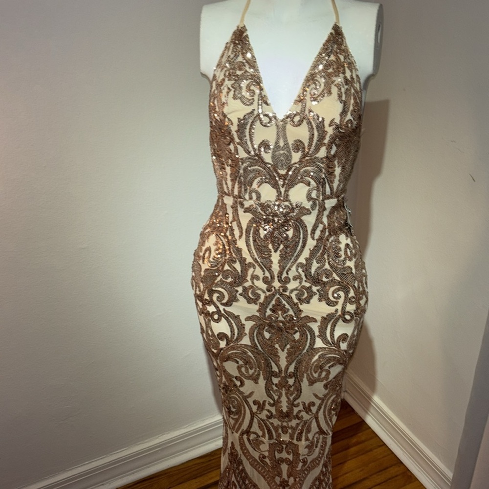 Beautiful gown - Picture 2 of 4